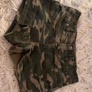 🌻 Camo shorts 🌻
